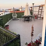Cosy With Rooftop Terrace 아파트