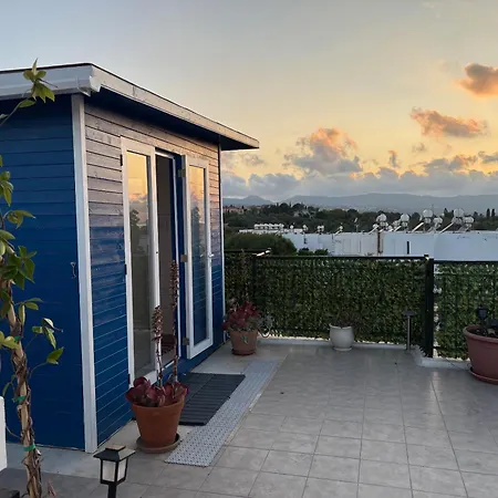 아파트 Cosy With Rooftop Terrace 폴리스